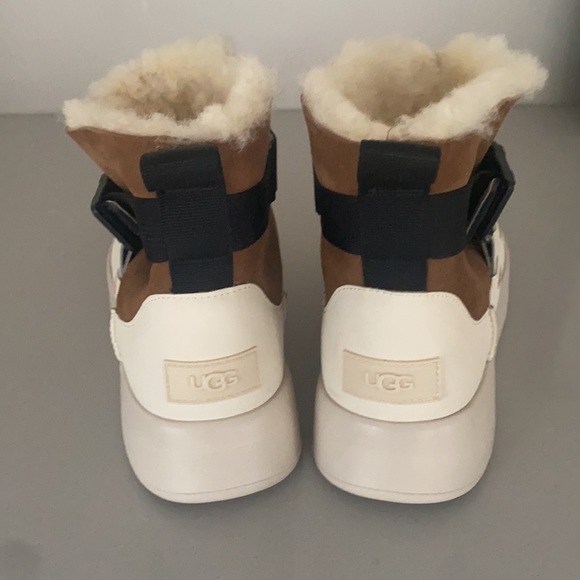 UGGS SIZE 8 - Picture 3 of 4